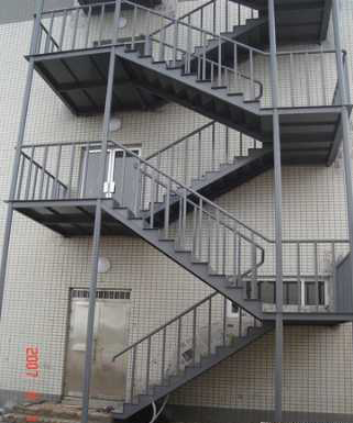 钢结构消防楼梯一般在户外,层高不限,有时还要根据层高加做独立基础